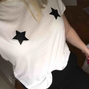  - T-shirt från Gina. Bra skick! Samfaktar gärna, kolla in mina andra plagg! :)