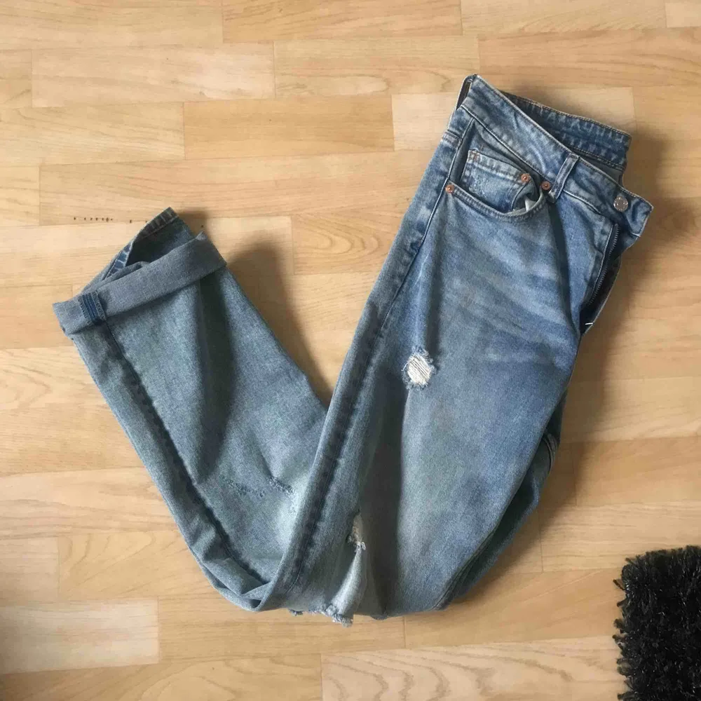 säljer ett par byxor från hm i strl 33 pga aldrig använda. säljer för 100kr + frakt (30kr). hör av er. Jeans & Byxor.