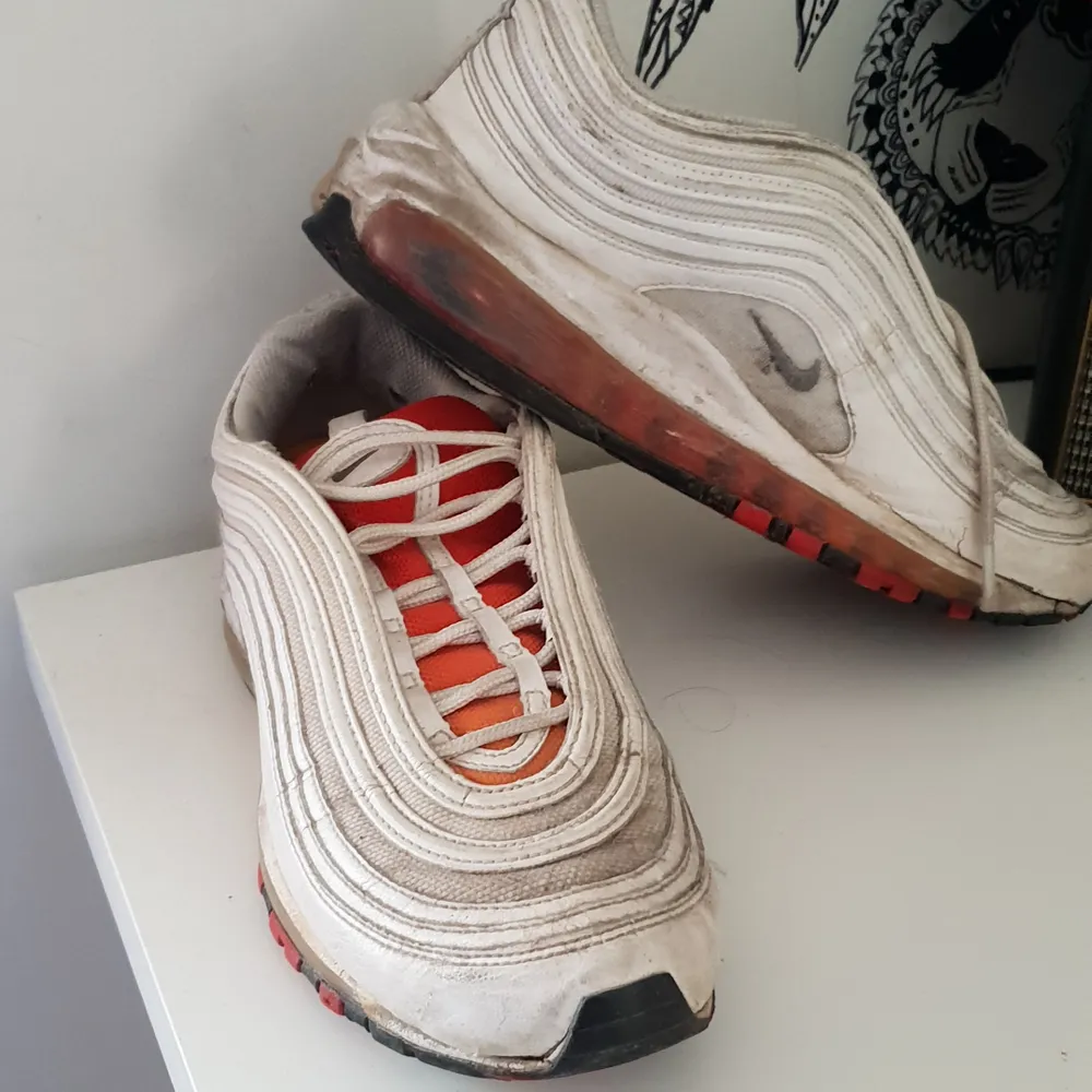 Nike air max 97 sjukt trendiga skor fast dessa är vintage, köpta här på plick men kommer ej till användning . Skor.