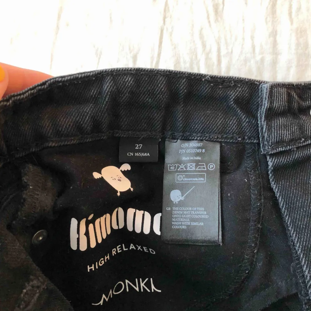 W27 L30/28 Svarta mom jeans från Monki, nästan aldrig använda. Ingen stretch så därför skulle jag säga att de passar en 26 också. 200kr + frakt 💘. Jeans & Byxor.