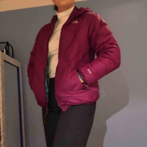  - En nästan helt oanvänd jacka från the north face. Köpt för typ 2 år sedan på barnavdelning men passar storlek S. Går att ha åt båda hållen (är gjord för det). Möts upp eller så står köparen för frakt ;)