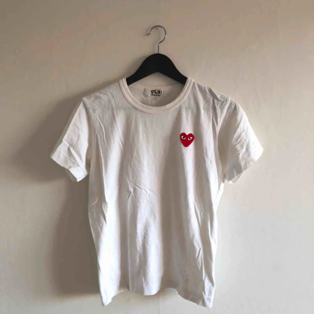 - T-shirt från comme des garcons play - vit med rött hjärta - storlek L men passar S - fint skick. T-shirts.