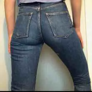 supersnygga jeans från monki i modellen kimomo!! färgen stämmer bäst överens med tredje bilden. är slitna på rumpan (tredje bilden) därav det låga priset. FRAKT INGÅR. Jeans & Byxor.
