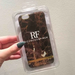  - Richmond & Finch mobilskal iPhone 6/6S. Skalet har använts.  Kan mötas upp i Stockholm eller skickas mot att köparen står för frakt 😊