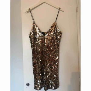  - Helt oanvänd guldpaljett klänning i stl 36  Finns att hämta upp i Stockholm eller skickar via postnord 