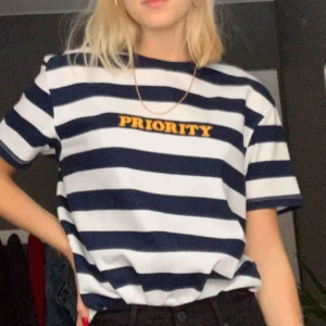  - Mörkblå- och vit-randig T-shirt från Bershka. Ganska lång och knappt använd! 