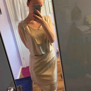  - Perfekt festklänning. Aldrig använd. Köpare står för frakt :)