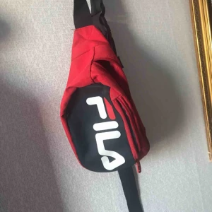  - Fila magväska, ena innerfickan är sönder men annars är den i bra skick! Köpt från urban outfitters  Frakt 50kr