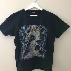  - Deg Leppard tisha, från bikbok, knappt använd 