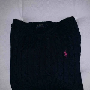  - Kabelstickad från Ralph lauren! Använd, men i bra skick o inga brister. Väldigt liten XS skulle jag bedöma det som. 250kr + eventuell fraktkostnad. 