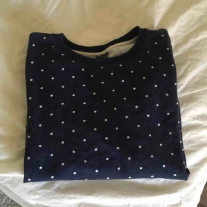  - Super skön tröja! Gullig med prickar <333