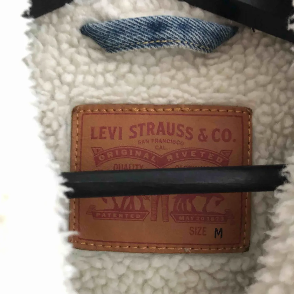 Levi’s Sherpa-lined trucker jacka Storlek - M väldigt bra condition (8/10) Dma för fler bilder! Inga fläckar eller hål samt aldrig tvättad.. Jackor.