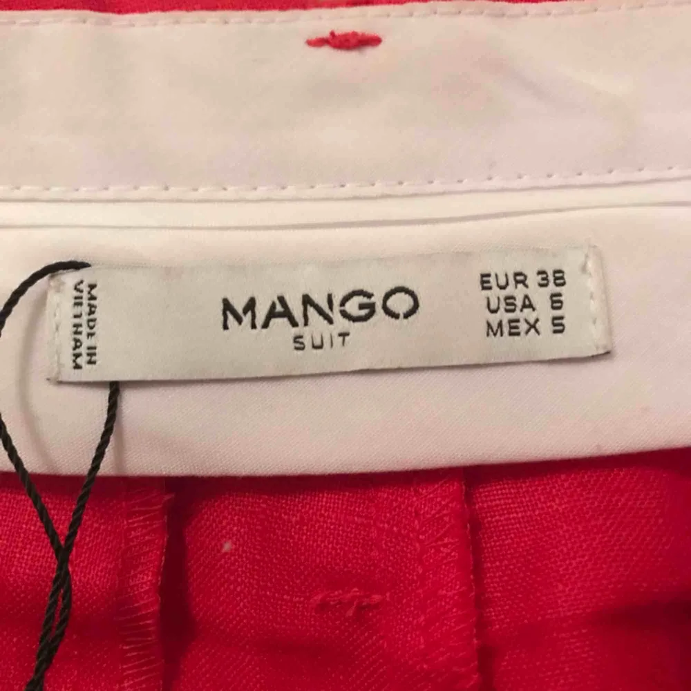 Röda linnebyxor från Mango. Storlek EU 38, eller S. Använda en gång. . Jeans & Byxor.