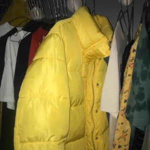  - Säljer min favoritjacka pga att jag inte använder den längre. Härlig gul färg, varm och gosig. Använd några få gånger förra vintern. Lite skitig på ena ärmen som jag inte lyckats få bort. Finns i Motala eller kan tas till Linköping. Frakt ingår ej. 