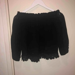  - Off shoulder-topp i fint skick, detaljer på ärmen