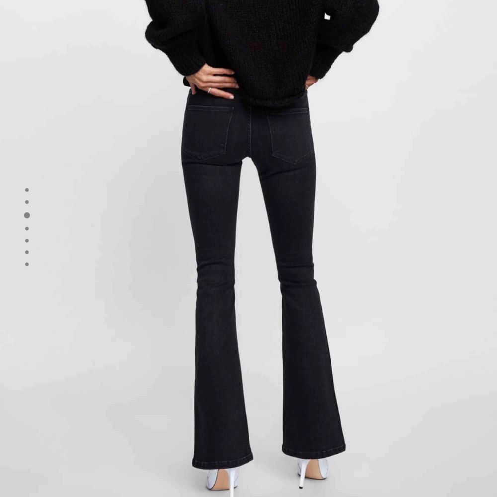 Bootcut jeans från zara. Passar inte mig i storleken därav bilderna från Zaras hemsida. Helt nya aldrig använda då de ej är i min storlek och nypris är 400kr. Medelhög midja. . Jeans & Byxor.