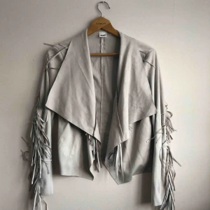  - Beige Mockajacka med fransar från Object. Aldrig använd✨frakt tillkomme😊