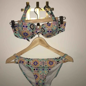  - OBS använda 1gång. Jättesköna, satt inte alls åt. Inga fläckar luktar lite klor.  Fint mönster. Snygga ihop med en bränna. Inget slitage silver spännen Jag mötes upp i stockholm och fraktar för 39kr+pris