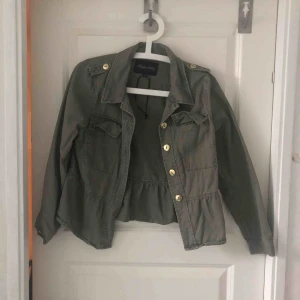  - Säljer: en ljusgrön vårjacka Storlek: 32/34 Själ: för liten för mig