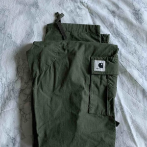  - Carhartt WIP cargo byxor. knappt använda, väldigt bra skick och sitter jättebra på