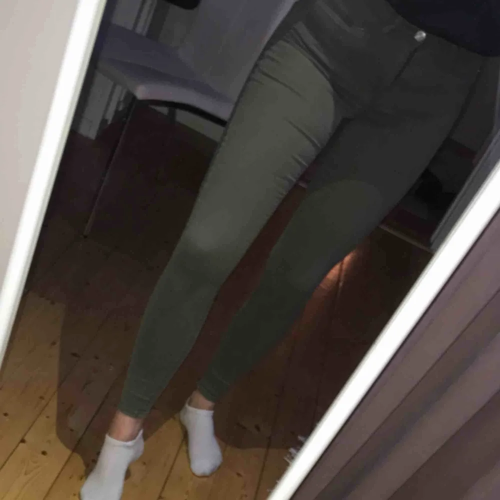 Gröna jeans från Gina Tricot i modellen ”MOLLY”. Använda 1 gång så de är som nya!💫 Nypris: 299:-. Jeans & Byxor.