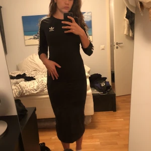  - Svart adidas originals klänning. Aldrig använd, endast testad. Storlek S. Frakt ingår i priset. 