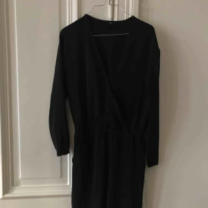  - Svart v-ringad byxdress med smala ben.  Kan mötas upp i Gbg annars tillkommer frakt ✨