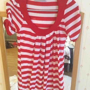  - En röd vit T-shirt 