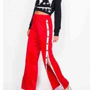  - Säljer mina ursnygga röda popperpants från madlady! använda max 3 ggr.. Nypris:500kr  Står inte för frakt (ca 70kr) kan mötas upp i Sthlm ❤️ säljer även t-shirten!
