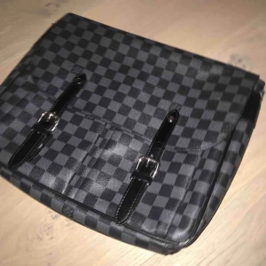  - Lousvuitton datorfodral (replika) köpt i Dubai Frakt 70kr