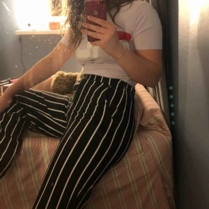  - Raka stretchiga byxor från bershka. Köparen står för frakten