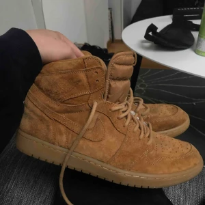  - Jordan 1 mocka, storlek 44 Bra skick utom mörke på Hälen. 