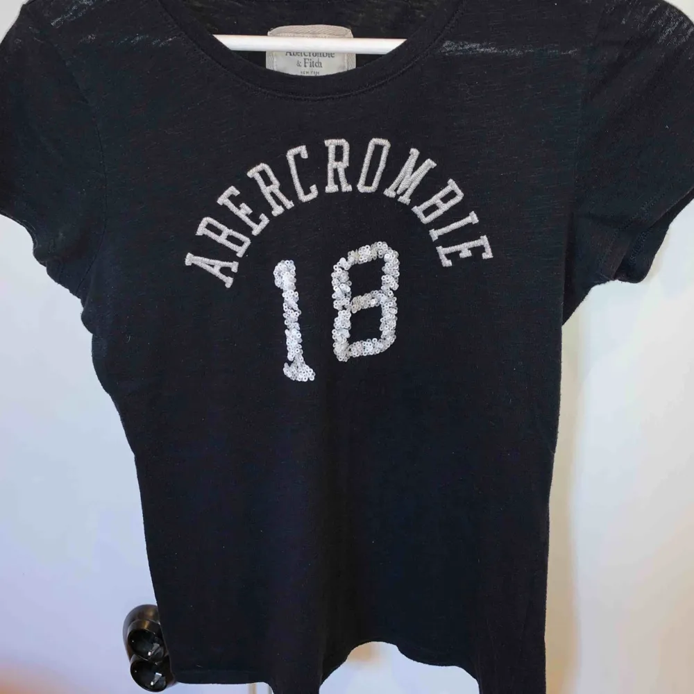 Ett marinblått abercrombie and fitch T-shirt bra skick. Storlek s Köparen står för frakten📦☺️. T-shirts.