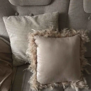  - Dekorationskuddar i beige. 80kr för båda.  Finns i Vasastan, Stockholm