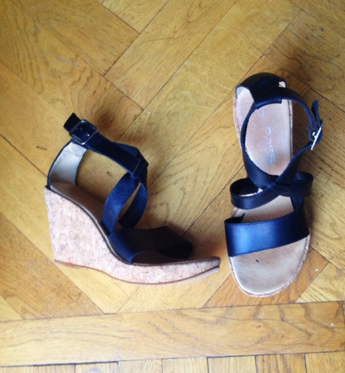 Sandaletter med kilklack i storlek 37. Sköna att gå i och perfekta till sommaren - 1396607329