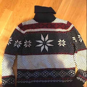  - Stickad tröja från Zara. Bra skick pga sparsamt använd. Är en storlek large men upplevs som medium.