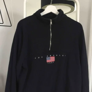  - En marinblå långärmad tröja från Brandy Melville! I väldigt fint skick! Ordinarie pris 400kr, säljer för 100 + frakt :) 