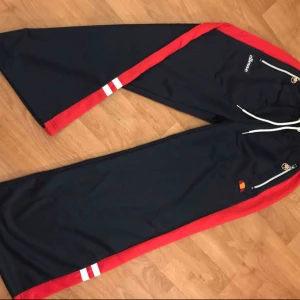  - Utsvängda Ellesse byxor i härligt sportvänligt material. Storlek 36, UK 8, US 4. Köpta innan jul och endast använda en gång. Snygga både till vardags, utgång, träning eller mys. Nypris 600 kr. Swish/kontant  Möte/avhämtning. Skickar ej.