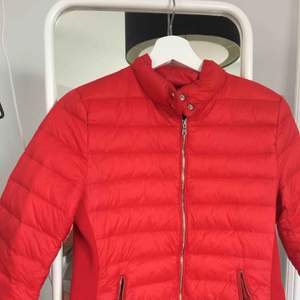 En röd jacka från Zara! Använd flitigt men ändå i bra skick :) köpt för 500kr, säljer för 200 inkl frakt! 