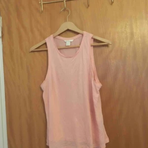  - Rosa halvgenomskinligt linne från H&M. Aldrig använt. Möter upp i Lund eller fraktar mot självkostnadspris. 