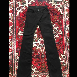  - Acne Studios Jeans, svarta bootcut. Stlk. W26L34. Använda ett fåtal gånger, mycket bra skick! Säljer pga. för små:( Köparen står för frakt, kan även mötas upp!