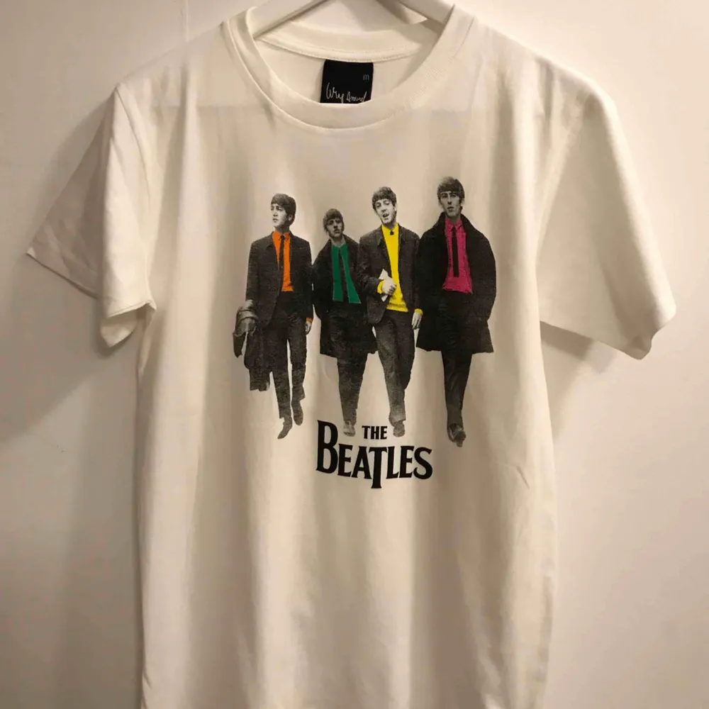 The Beatles Walking Down The Street t-shirt, storlek som en Medium. Från axel ner är den ca 66cm och på bredden från armhåla till armhåla är den ca 45cm. Den är ny och aldrig använd. Kan hämtas upp i Enskededalen eller skickas mot portokostnad 18:-. T-shirts.