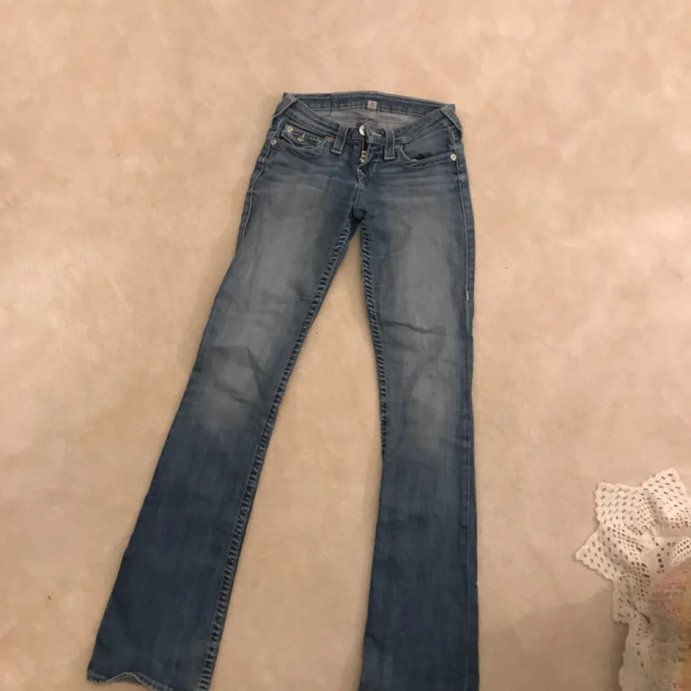Ett par true religion jeans som länge har varit mina favoriter. Sitter helt SJUKT snyggt på rumpan!! För små för mig nu :(. Jeans & Byxor.