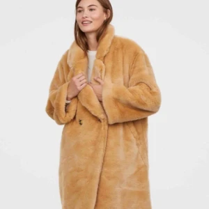  - Säljer min kappa från hm trend. Helt oanvänd  Nypris 999  Köparen betalar ev frakt 