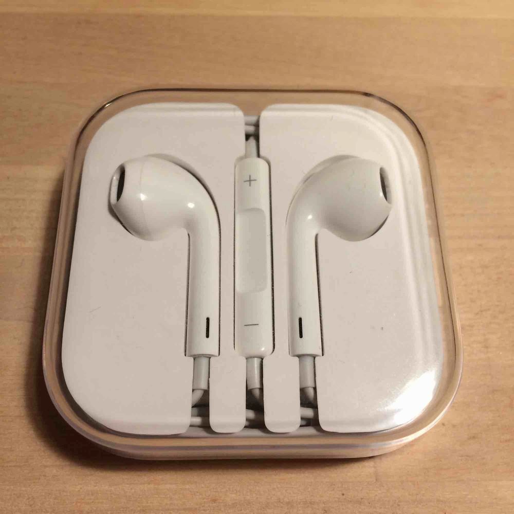 Säljer ett par fejk-Apple hörlurar. Var inte medveten om det när jag köpte dom. Lever inte upp till riktiga Apple hörlurar men funkar! Nypris var 149kr. Bjuder på frakten!             Till iPhone 5. OBS: Endast provade . Accessoarer.