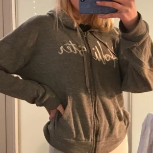  - Mysig grå kofta från Hollister. Använd mycket därav det billiga priset, men fortfarande fin! Kan mötas upp i Stockholm eller så står köparen för frakt✨✨