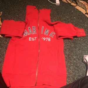  - Marine est. 1978 sportwear hoodie, röd. 