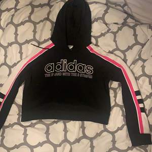 Croppad Adidas hoodie köpt på Zalando. Nästan aldrig använd.