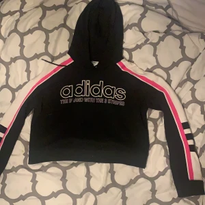 Croppad Hoddie Adidas  - Croppad Adidas hoodie köpt på Zalando. Nästan aldrig använd.