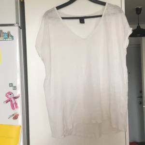 Vit t-shirt stl L - Tunn vit tröja med korta ärmar. 